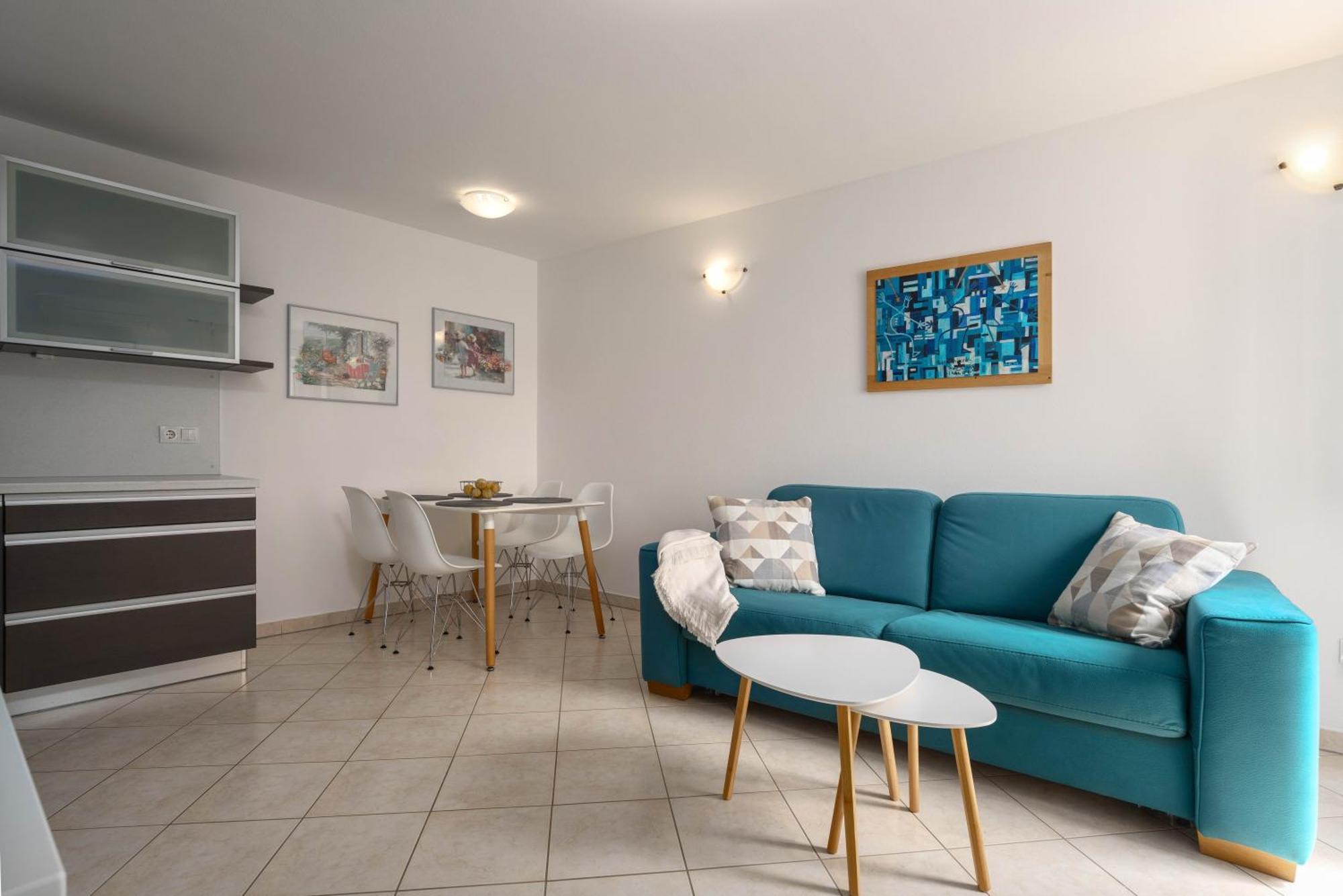 Degrassi Square Apartments (Adults Only) Vrsar Eksteriør billede