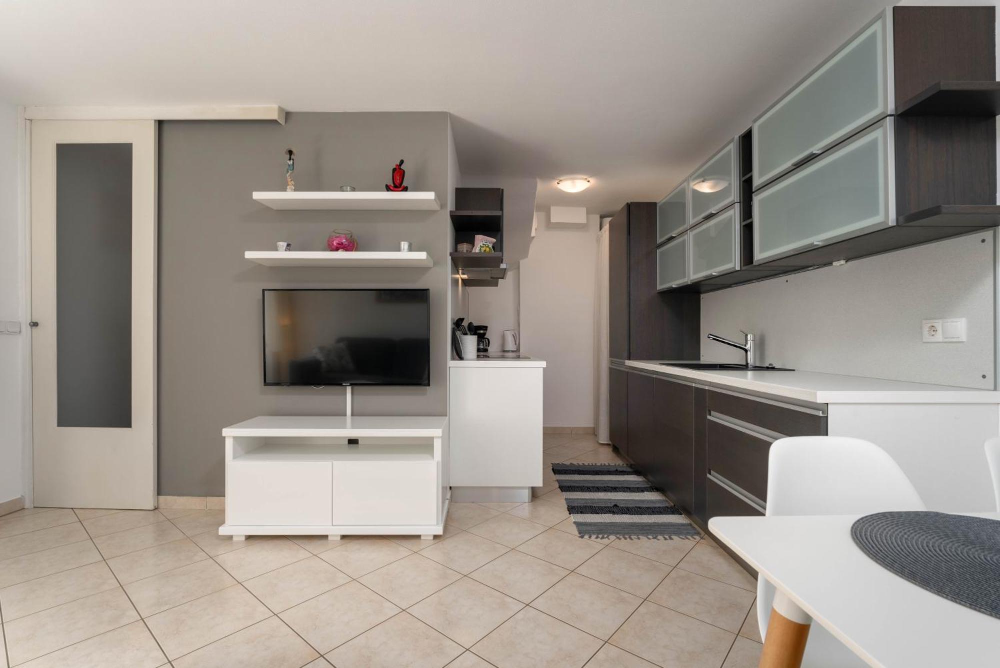 Degrassi Square Apartments (Adults Only) Vrsar Eksteriør billede