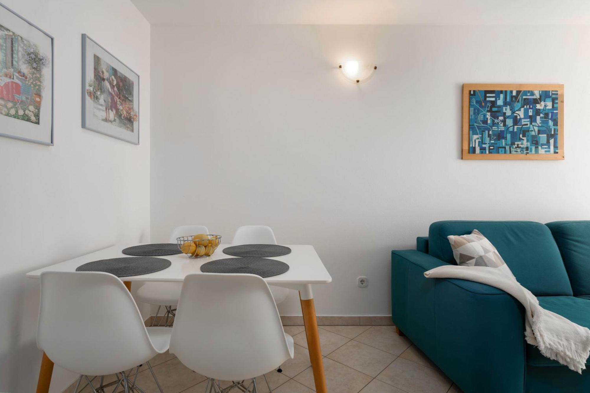 Degrassi Square Apartments (Adults Only) Vrsar Eksteriør billede