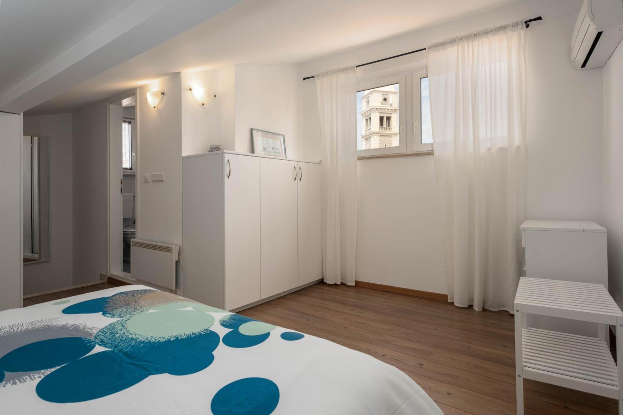 Degrassi Square Apartments (Adults Only) Vrsar Eksteriør billede